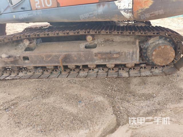 單側(cè)履帶整體(整機(jī)外觀) 單側(cè)履帶整體(整機(jī)外觀)