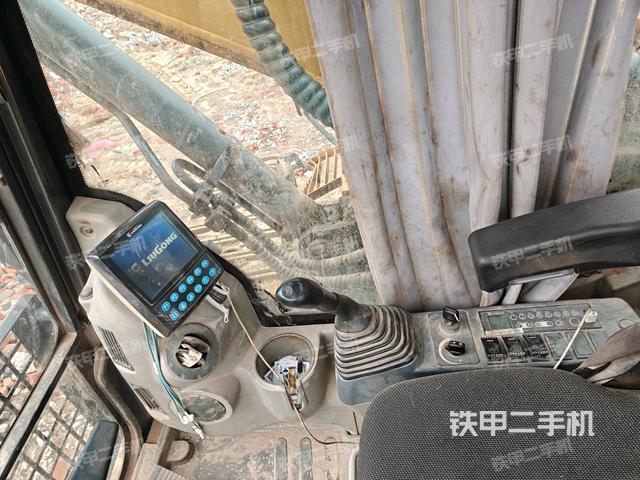座椅左側(cè)控制臺/音響/含左手柄(駕駛室部分) 座椅左側(cè)控制臺/音響/含左手柄(駕駛室部分)