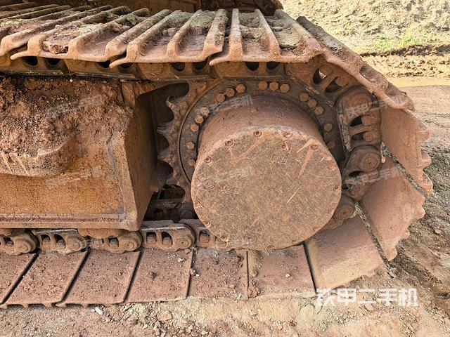 單側(cè)履帶整體(整機(jī)外觀) 單側(cè)履帶整體(整機(jī)外觀)