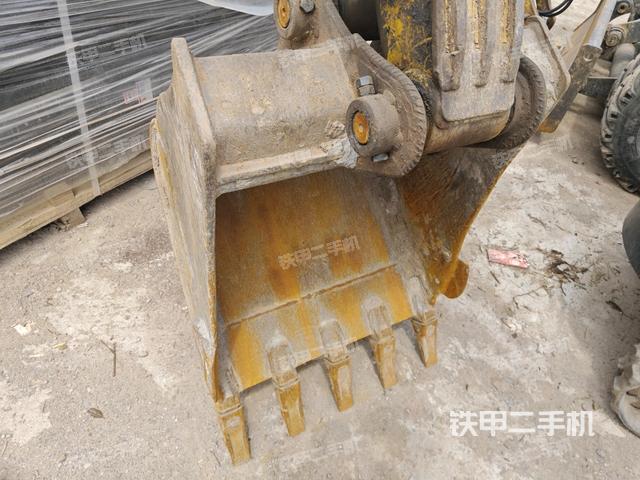 铲斗右后整体(工作和回转装置) 铲斗右后整体(工作和回转装置)