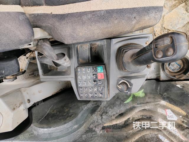 座椅左側(cè)控制臺(tái)/音響/含左手柄(駕駛室部分) 座椅左側(cè)控制臺(tái)/音響/含左手柄(駕駛室部分)