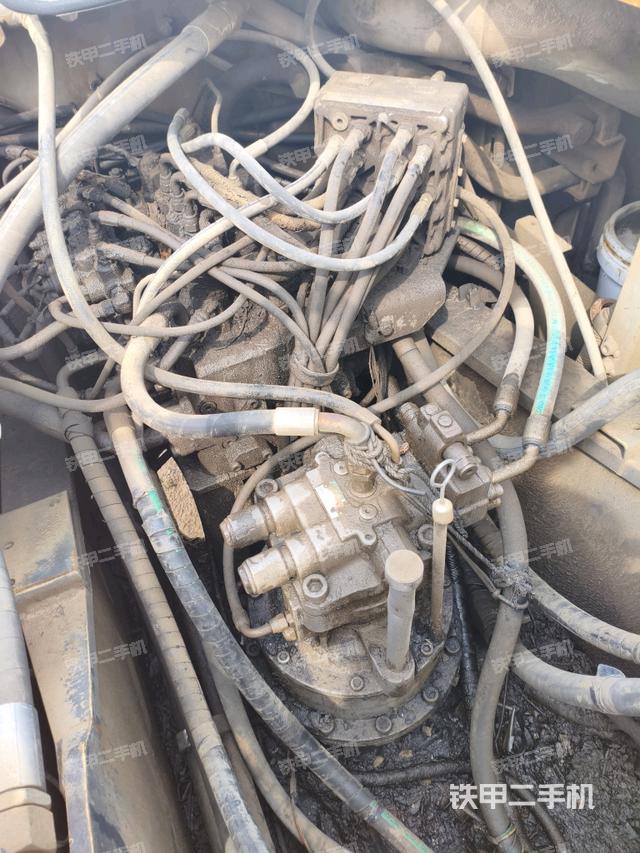 回轉(zhuǎn)馬達(dá)和主控閥(整機(jī)外觀) 回轉(zhuǎn)馬達(dá)和主控閥(整機(jī)外觀)