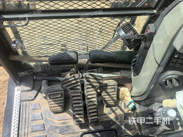 行走控制手柄和踏板?俯拍(駕駛室部分) 行走控制手柄和踏板?俯拍(駕駛室部分)