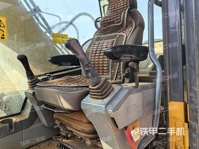 駕駛室整體(整機(jī)外觀) 駕駛室整體(整機(jī)外觀)