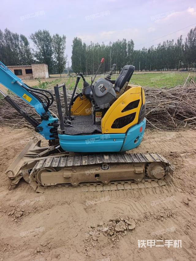 駕駛室頂部(整機(jī)外觀) 駕駛室頂部(整機(jī)外觀)