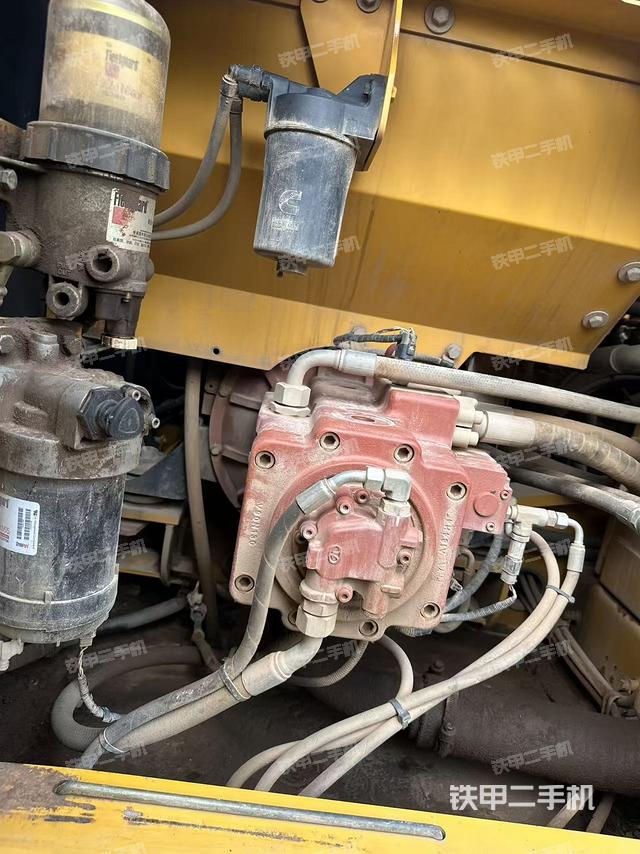 液压泵舱室正面整体(整机外观) 液压泵舱室正面整体(整机外观)