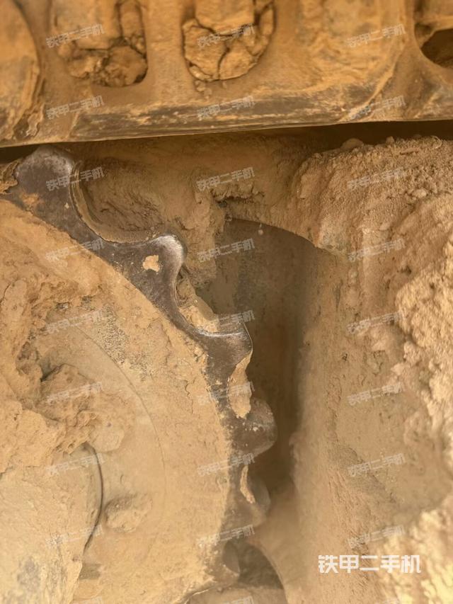 單側(cè)履帶整體(整機(jī)外觀) 單側(cè)履帶整體(整機(jī)外觀)