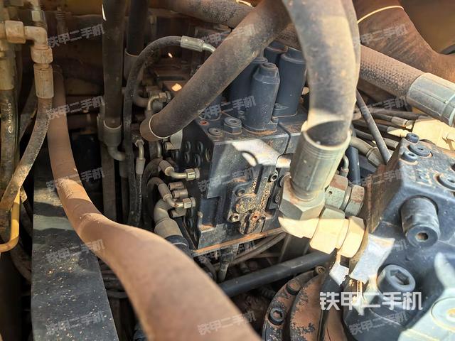 回轉(zhuǎn)馬達(dá)和主控閥(整機(jī)外觀) 回轉(zhuǎn)馬達(dá)和主控閥(整機(jī)外觀)