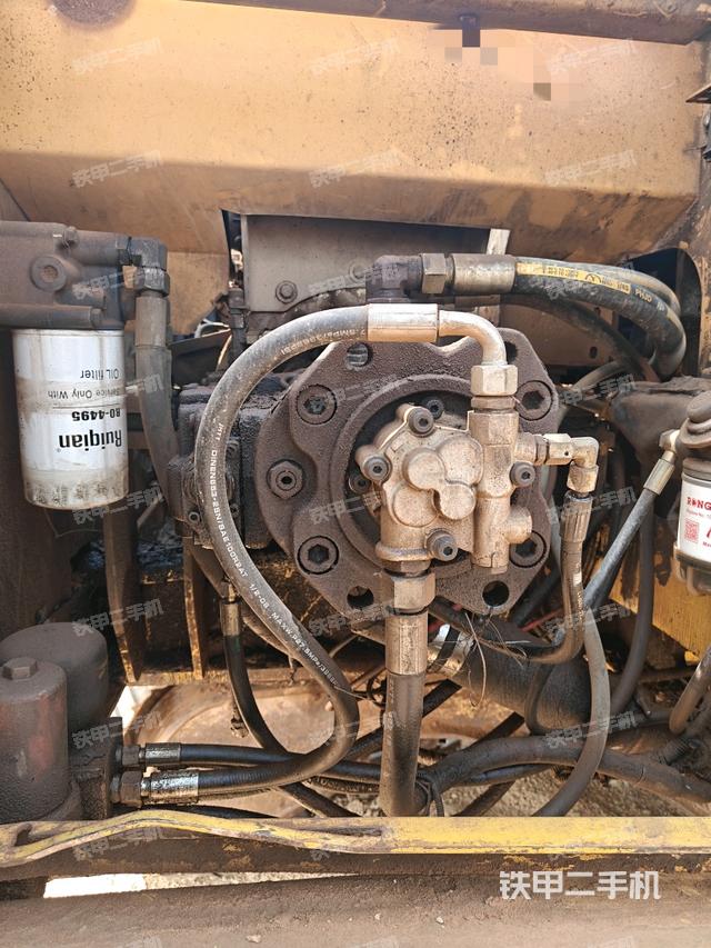 液壓泵艙室正面整體(整機(jī)外觀) 液壓泵艙室正面整體(整機(jī)外觀)