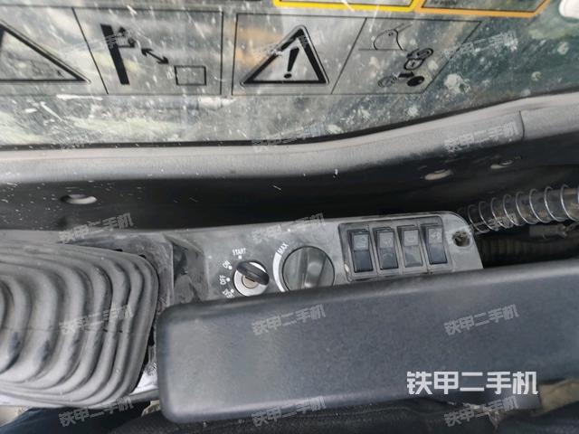 座椅右側控制臺/鑰匙門/油門/含右手柄(駕駛室部分) 座椅右側控制臺/鑰匙門/油門/含右手柄(駕駛室部分)
