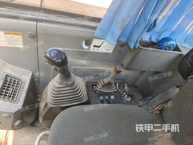 座椅右側(cè)控制臺/鑰匙門/油門/含右手柄(駕駛室部分) 座椅右側(cè)控制臺/鑰匙門/油門/含右手柄(駕駛室部分)