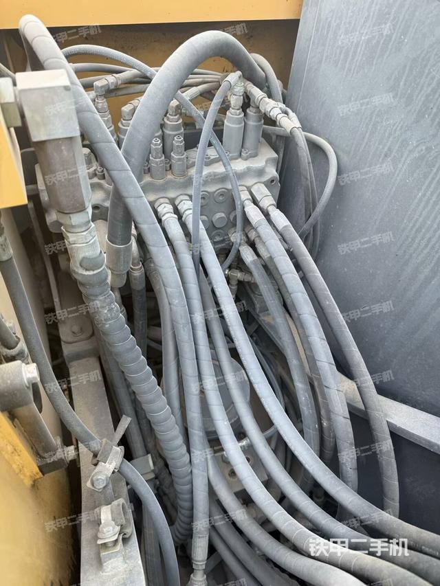 回轉(zhuǎn)馬達(dá)和主控閥（整機(jī)外觀）