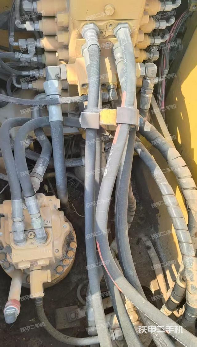 回转马达和主控阀(整机外观) 回转马达和主控阀(整机外观)