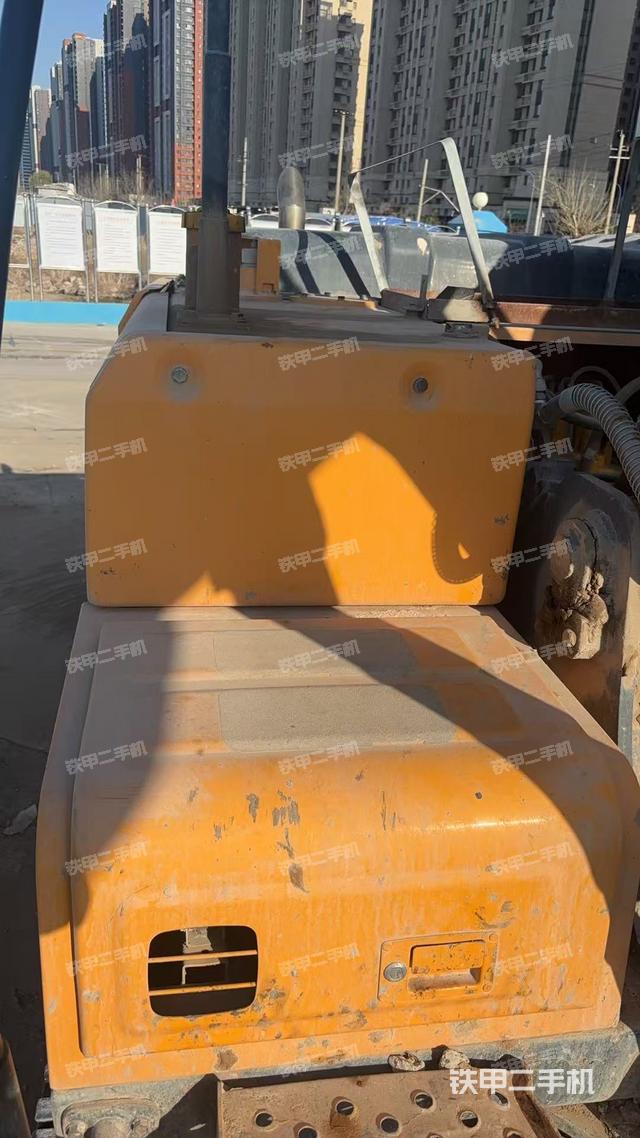 單側(cè)履帶整體(整機外觀) 單側(cè)履帶整體(整機外觀)