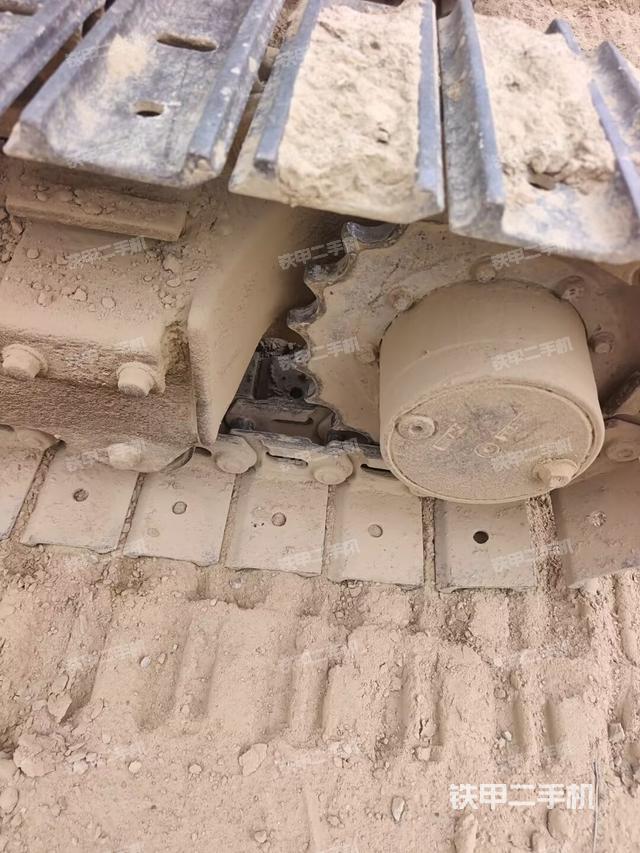 單側(cè)履帶整體(整機(jī)外觀) 單側(cè)履帶整體(整機(jī)外觀)