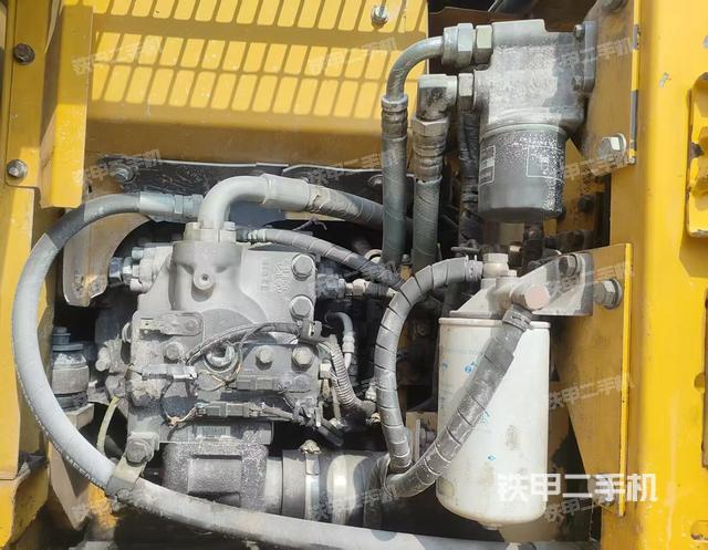 液压泵舱室正面整体(整机外观) 液压泵舱室正面整体(整机外观)