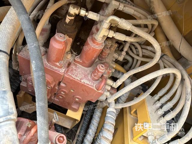 回转马达和主控阀(整机外观) 回转马达和主控阀(整机外观)