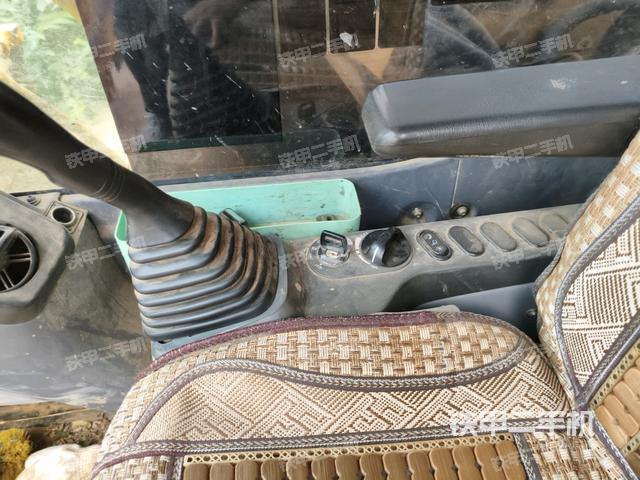 駕駛室整體(整機(jī)外觀) 駕駛室整體(整機(jī)外觀)