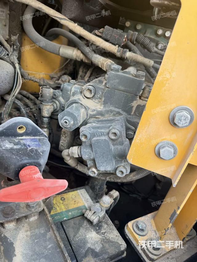 液壓泵艙室正面整體（整機(jī)外觀）