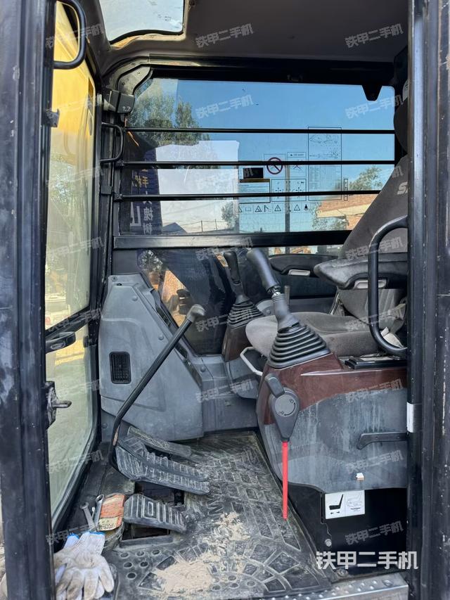 駕駛室頂部(整機外觀) 駕駛室頂部(整機外觀)