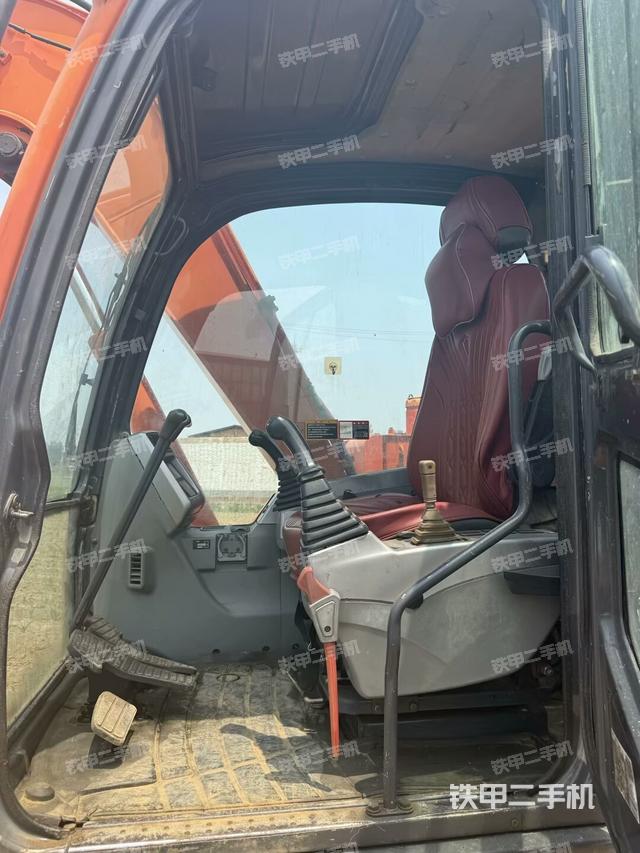 駕駛室頂部(整機(jī)外觀) 駕駛室頂部(整機(jī)外觀)