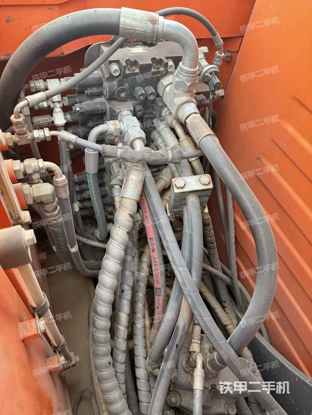 回轉(zhuǎn)馬達(dá)和主控閥(整機(jī)外觀) 回轉(zhuǎn)馬達(dá)和主控閥(整機(jī)外觀)