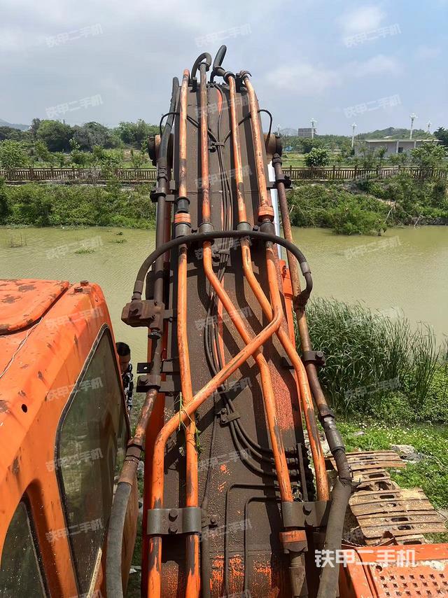 驾驶室顶部（整机外观）