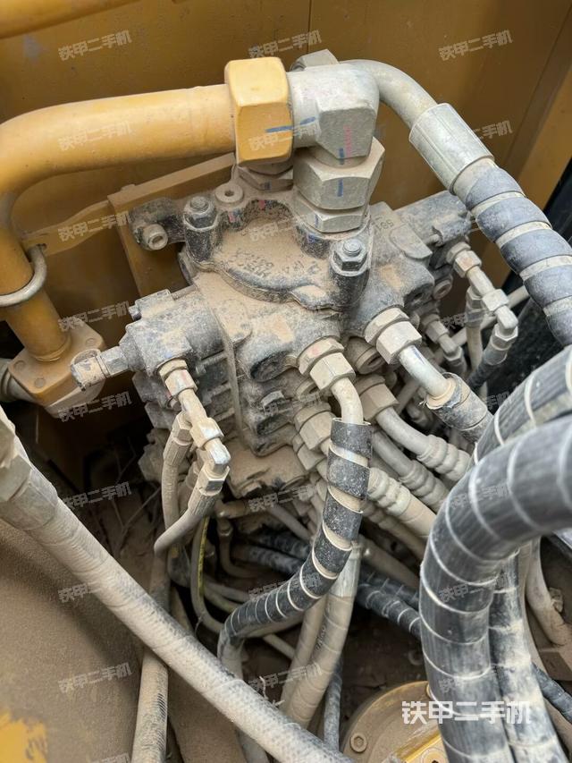 回轉馬達和主控閥(整機外觀) 回轉馬達和主控閥(整機外觀)