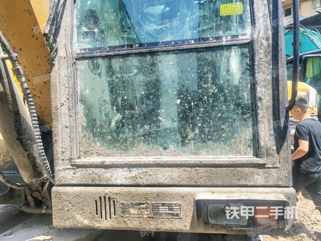 小臂整体右前(工作和回转装置) 小臂整体右前(工作和回转装置)