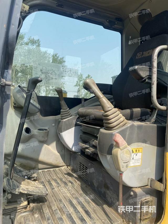 驾驶室顶部(整机外观) 驾驶室顶部(整机外观)