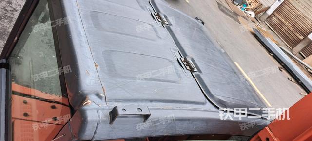 驾驶室顶部(整机外观) 驾驶室顶部(整机外观)