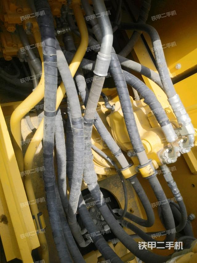 回转马达和主控阀(整机外观) 回转马达和主控阀(整机外观)