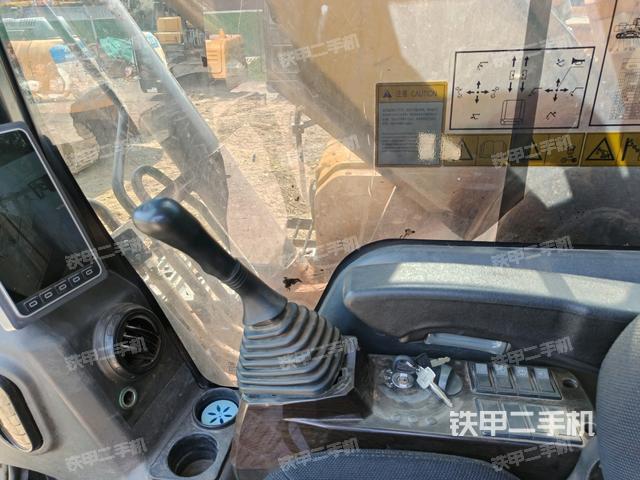 行走控制手柄和踏板?俯拍(駕駛室部分) 行走控制手柄和踏板?俯拍(駕駛室部分)