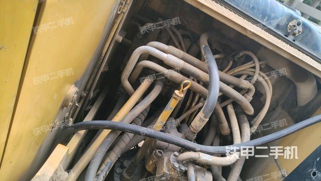 回转马达和主控阀(整机外观) 回转马达和主控阀(整机外观)