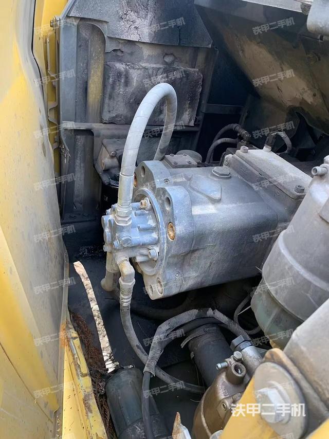 液壓泵艙室正面整體(整機外觀) 液壓泵艙室正面整體(整機外觀)
