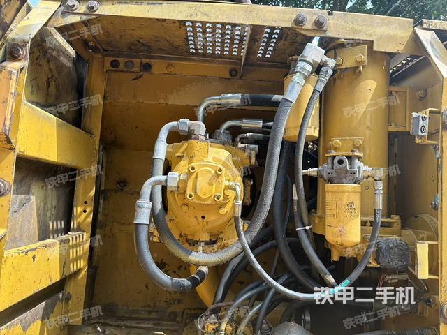 液壓泵艙室正面整體(整機外觀) 液壓泵艙室正面整體(整機外觀)