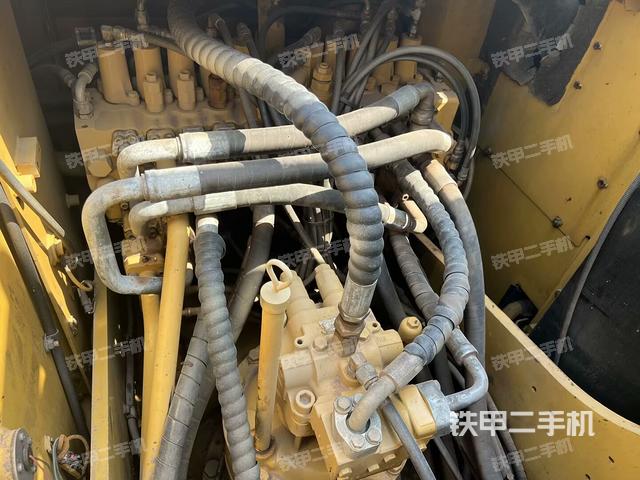 回轉馬達和主控閥(整機外觀) 回轉馬達和主控閥(整機外觀)