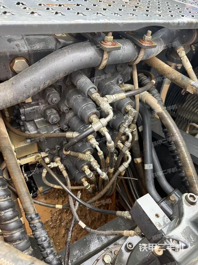 回轉(zhuǎn)馬達(dá)和主控閥(整機(jī)外觀) 回轉(zhuǎn)馬達(dá)和主控閥(整機(jī)外觀)