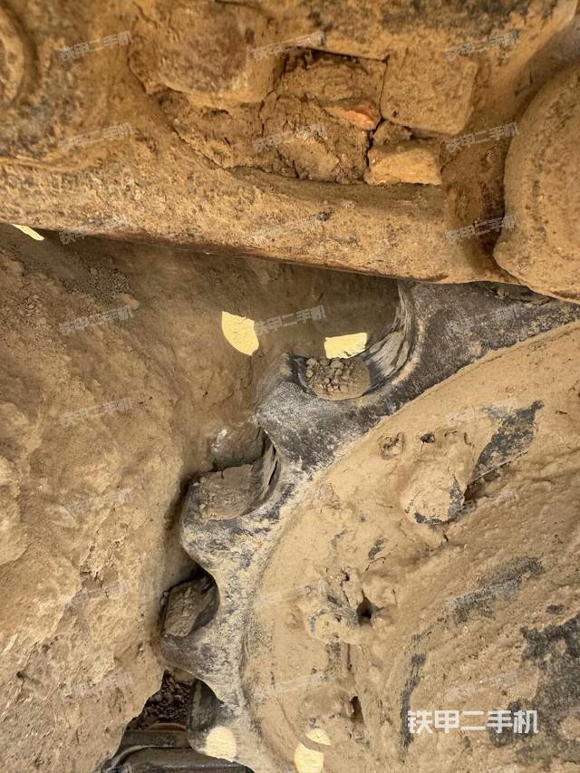 单侧履带整体(整机外观) 单侧履带整体(整机外观)