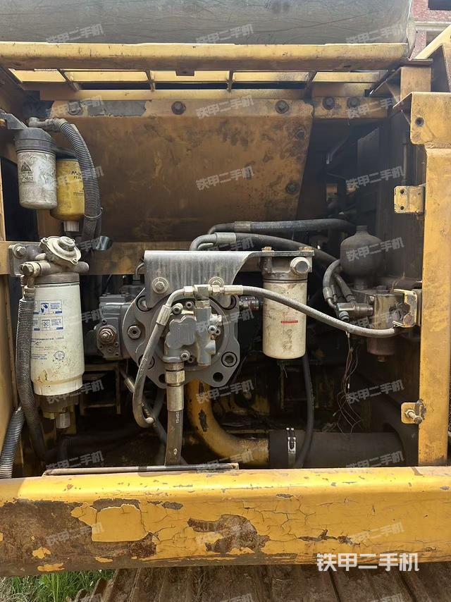 液壓泵艙室正面整體(整機(jī)外觀) 液壓泵艙室正面整體(整機(jī)外觀)