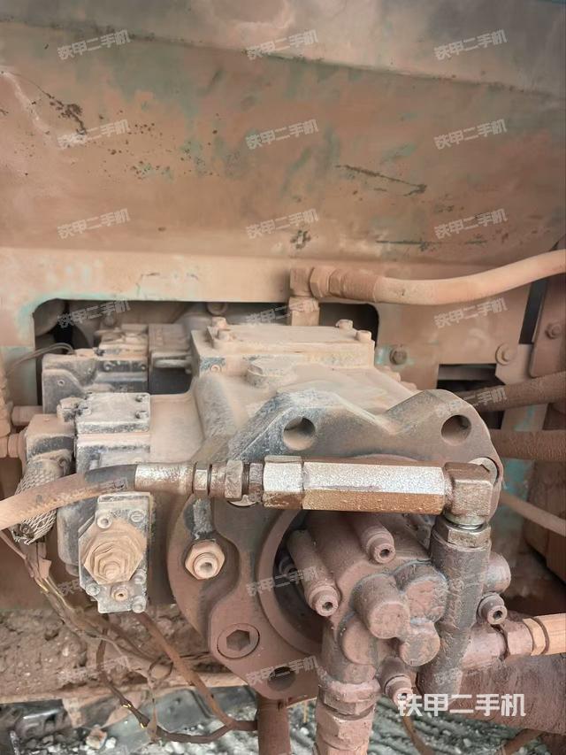 液压泵舱室正面整体（整机外观）