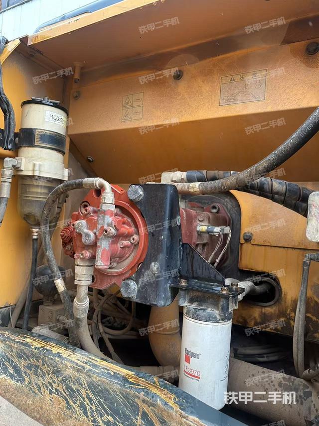 液壓泵艙室正面整體(整機外觀) 液壓泵艙室正面整體(整機外觀)