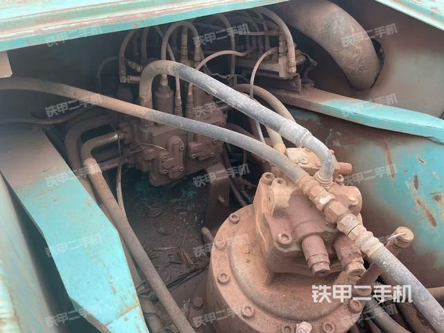 回转马达和主控阀（整机外观）