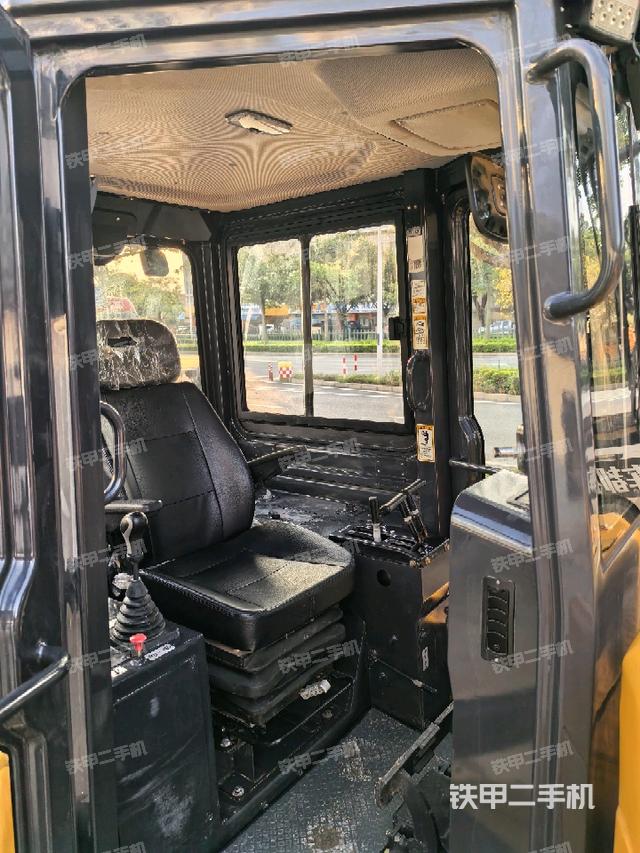 驾驶室操作台(设备外观及核心部件) 驾驶室操作台(设备外观及核心部件)