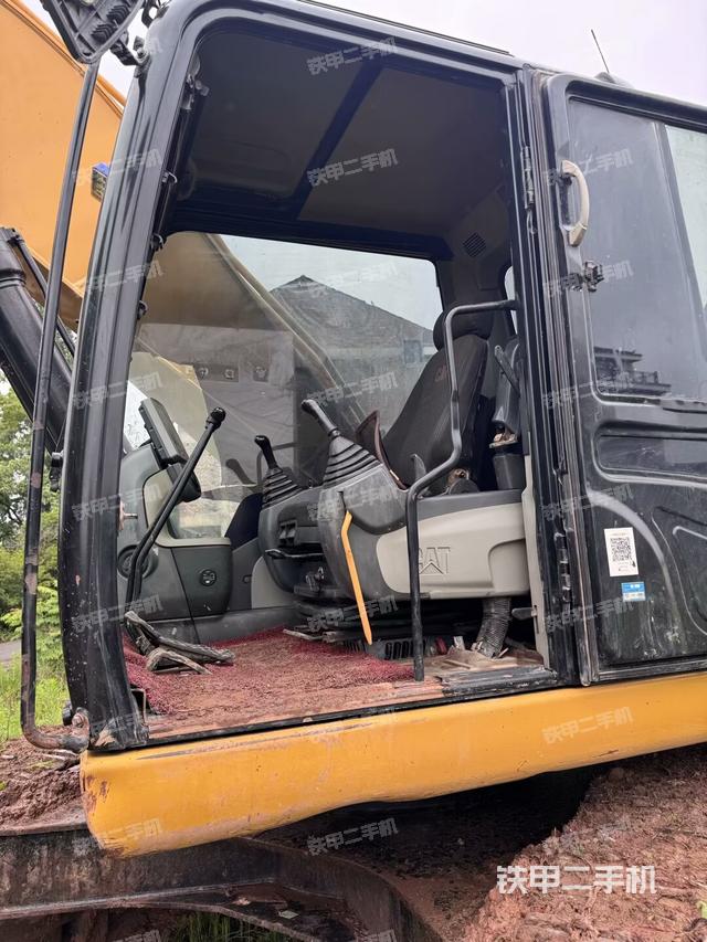 行走控制手柄和踏板 俯拍(驾驶室部分) 行走控制手柄和踏板 俯拍(驾驶室部分)