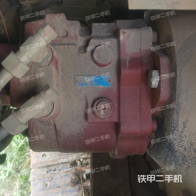 液压泵舱室正面整体（整机外观）