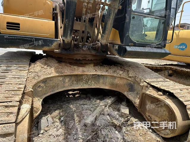 轉(zhuǎn)盤和下車架正前(工作和回轉(zhuǎn)裝置) 轉(zhuǎn)盤和下車架正前(工作和回轉(zhuǎn)裝置)