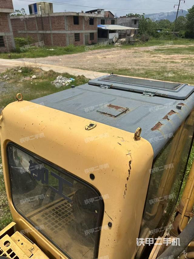 駕駛室頂部(整機(jī)外觀) 駕駛室頂部(整機(jī)外觀)