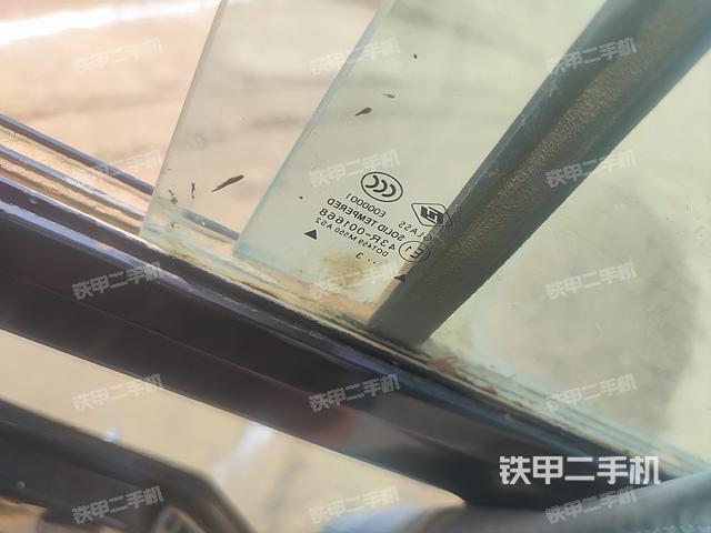 卡特彼勒320D液压挖掘机的设备实拍-第10张实拍照片