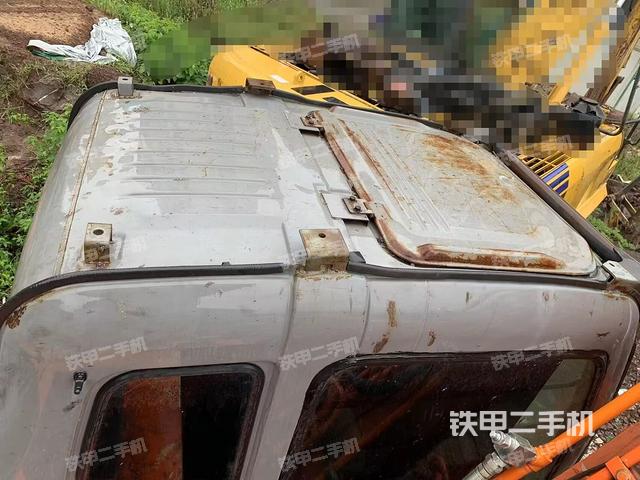 駕駛室頂部(整機(jī)外觀) 駕駛室頂部(整機(jī)外觀)